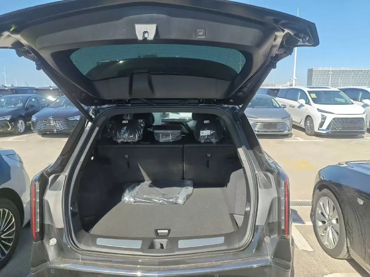 2025 Cadillac XT5 2.0T 237HP L4 9AT,autocango,china used car exporter,china ev exporter,chinese used car exporter,chinese used ev exporter