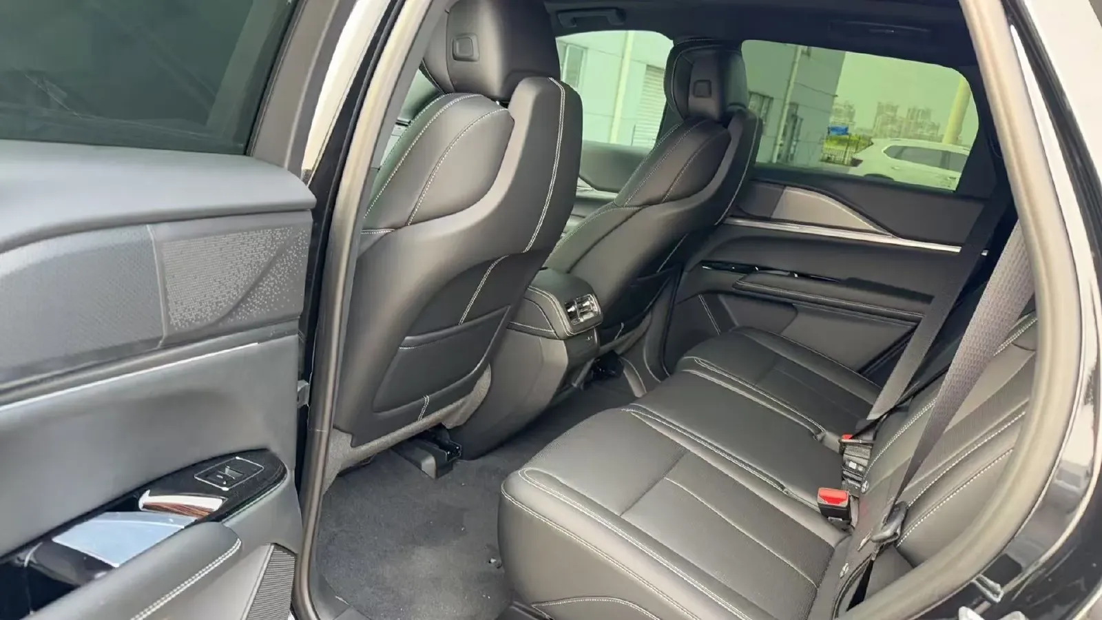 2025 Cadillac XT5 2.0T 237HP L4 9AT,autocango,china used car exporter,china ev exporter,chinese used car exporter,chinese used ev exporter