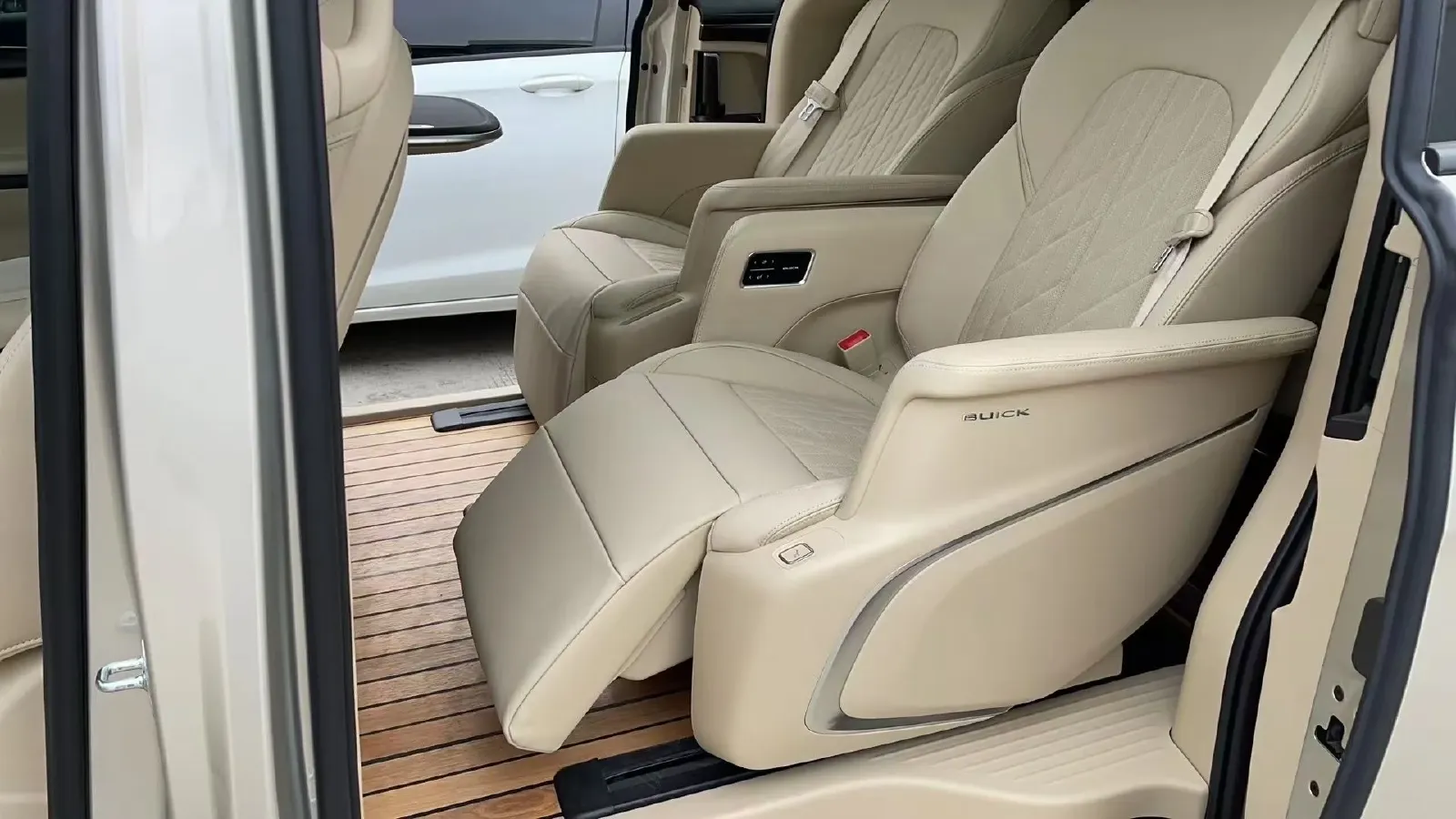 2022 Buick GL8 2.0T 237HP L4 9AT,autocango,china used car exporter,china ev exporter,chinese used car exporter,chinese used ev exporter