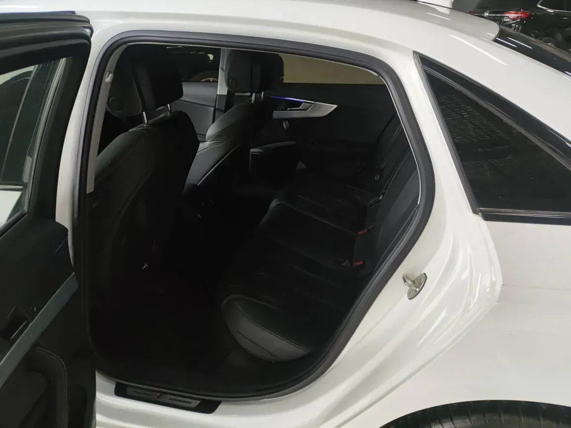 2023 Audi A4L 2.0T 190HP L4 7DCT,autocango,china used car exporter,china ev exporter,chinese used car exporter,chinese used ev exporter