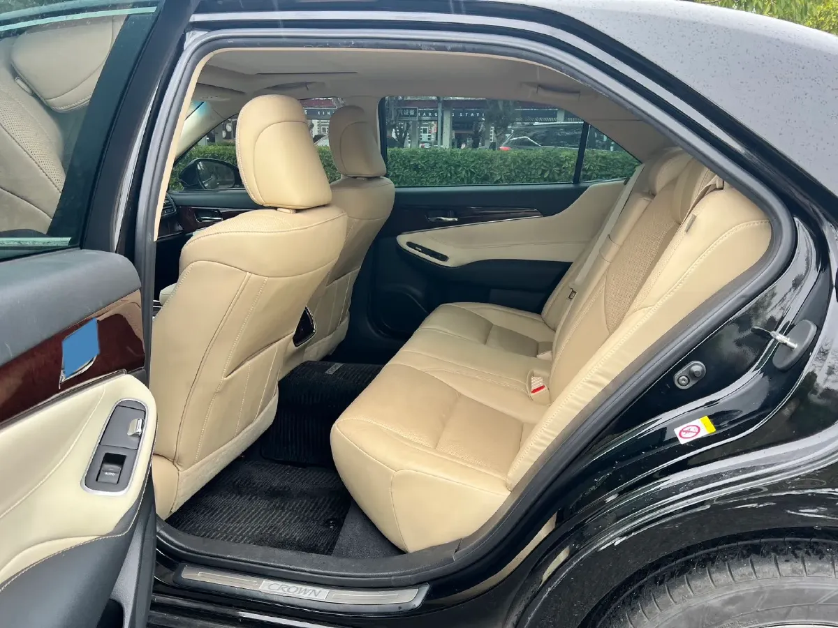 2017 Toyota Crown 2.0T 235HP L4 8AT,autocango,china used car exporter,china ev exporter,chinese used car exporter,chinese used ev exporter