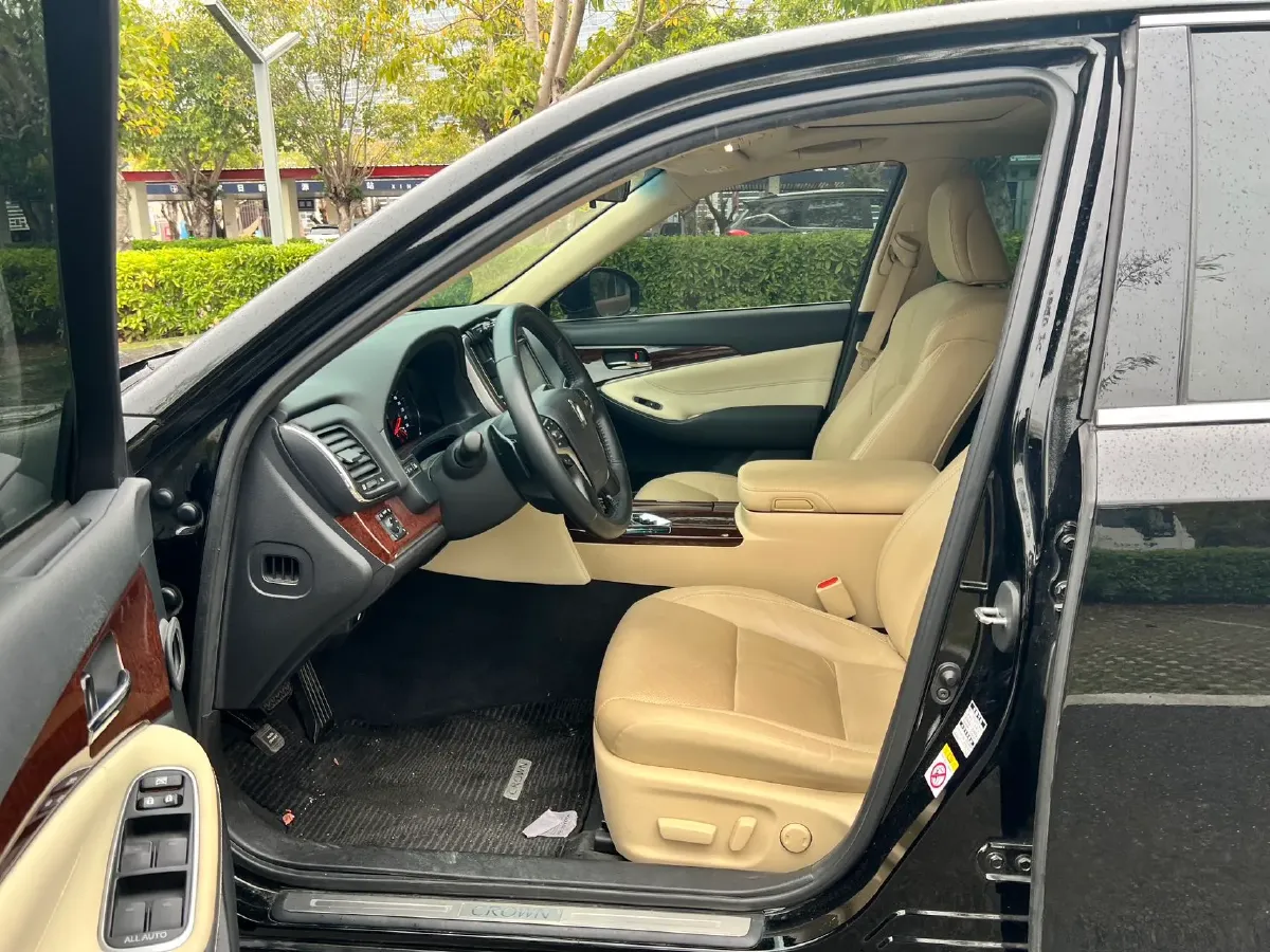 2017 Toyota Crown 2.0T 235HP L4 8AT,autocango,china used car exporter,china ev exporter,chinese used car exporter,chinese used ev exporter