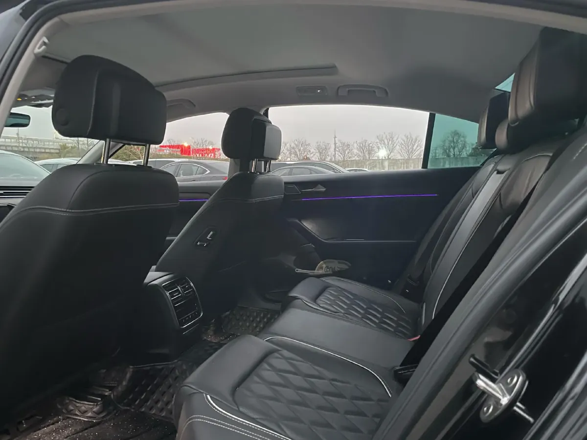 2020 Volkswagen Magotan 2.0T 220HP L4 7DCT,autocango,china used car exporter,china ev exporter,chinese used car exporter,chinese used ev exporter