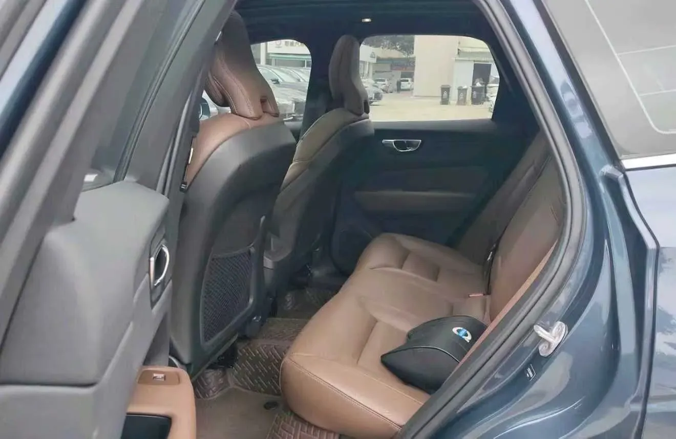 2023 Volvo XC60 2.0T 250HP L4 8AT,autocango,china used car exporter,china ev exporter,chinese used car exporter,chinese used ev exporter