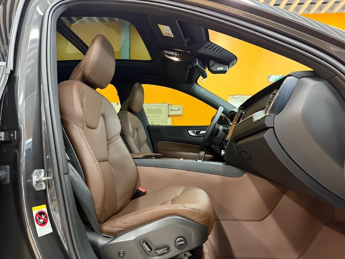 2022 Volvo XC60 2.0T 250HP L4 8AT,autocango,china used car exporter,china ev exporter,chinese used car exporter,chinese used ev exporter