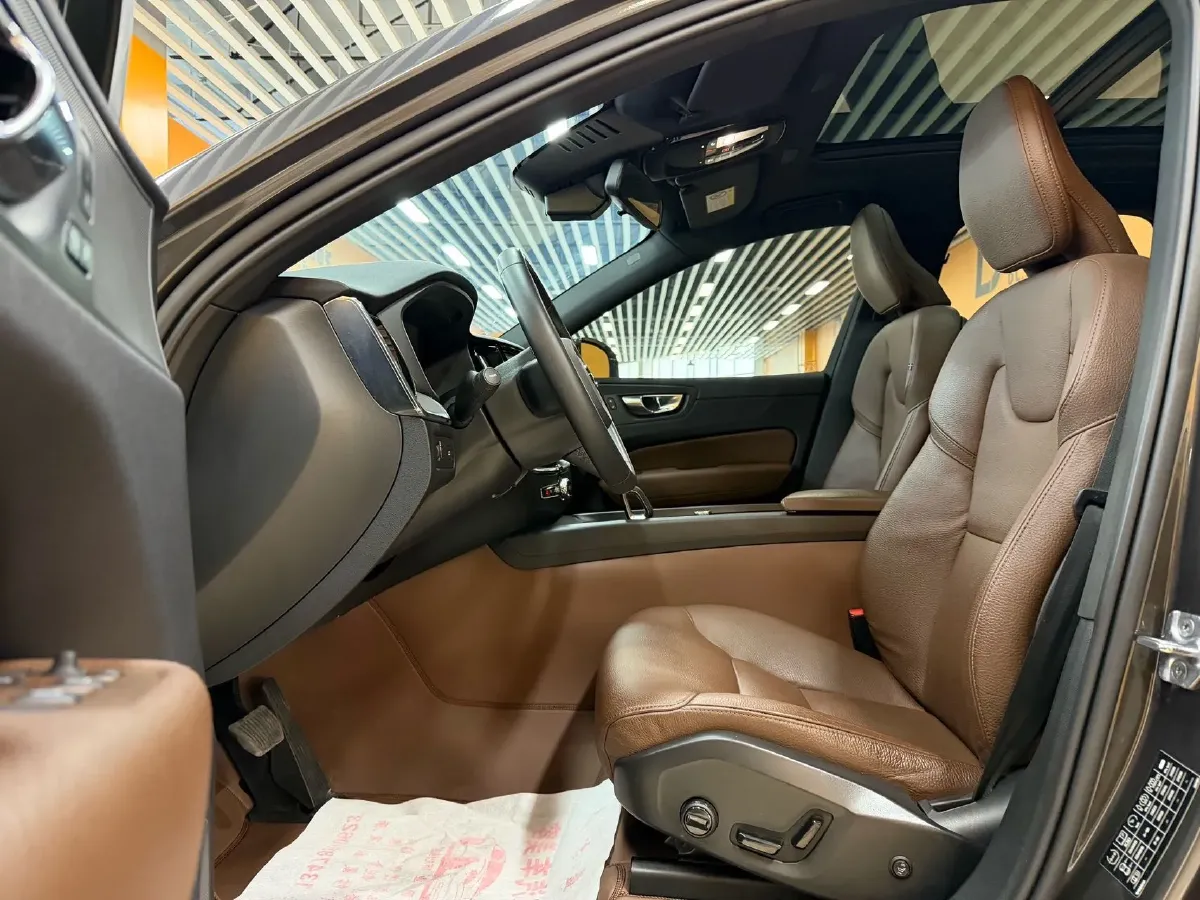 2022 Volvo XC60 2.0T 250HP L4 8AT,autocango,china used car exporter,china ev exporter,chinese used car exporter,chinese used ev exporter