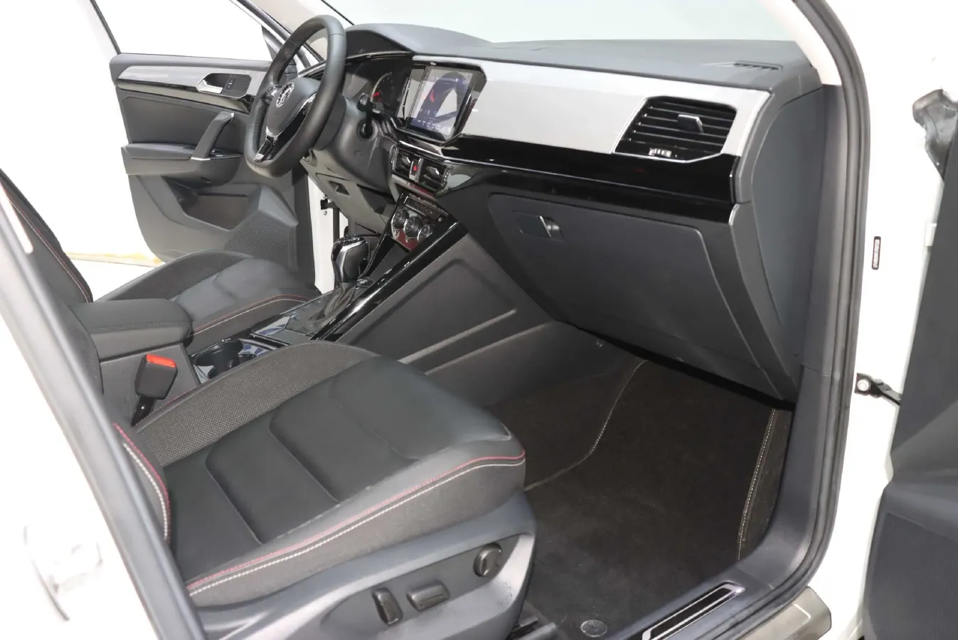 2019 Jeep Cherokee 2.0T 234HP L4 9AT,autocango,china used car exporter,china ev exporter,chinese used car exporter,chinese used ev exporter