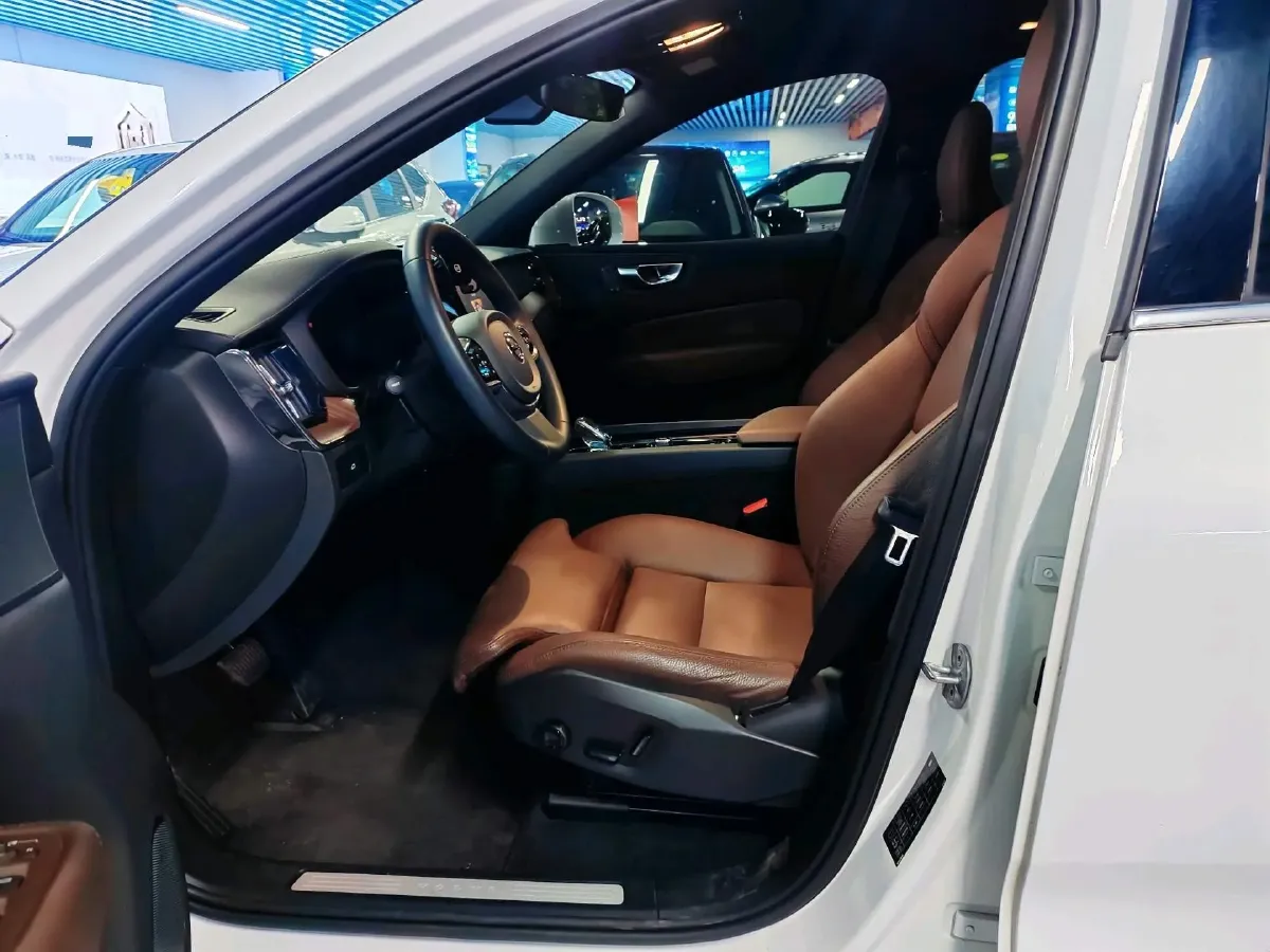 2024 Volvo XC60 2.0T 250HP L4 8AT,autocango,china used car exporter,china ev exporter,chinese used car exporter,chinese used ev exporter