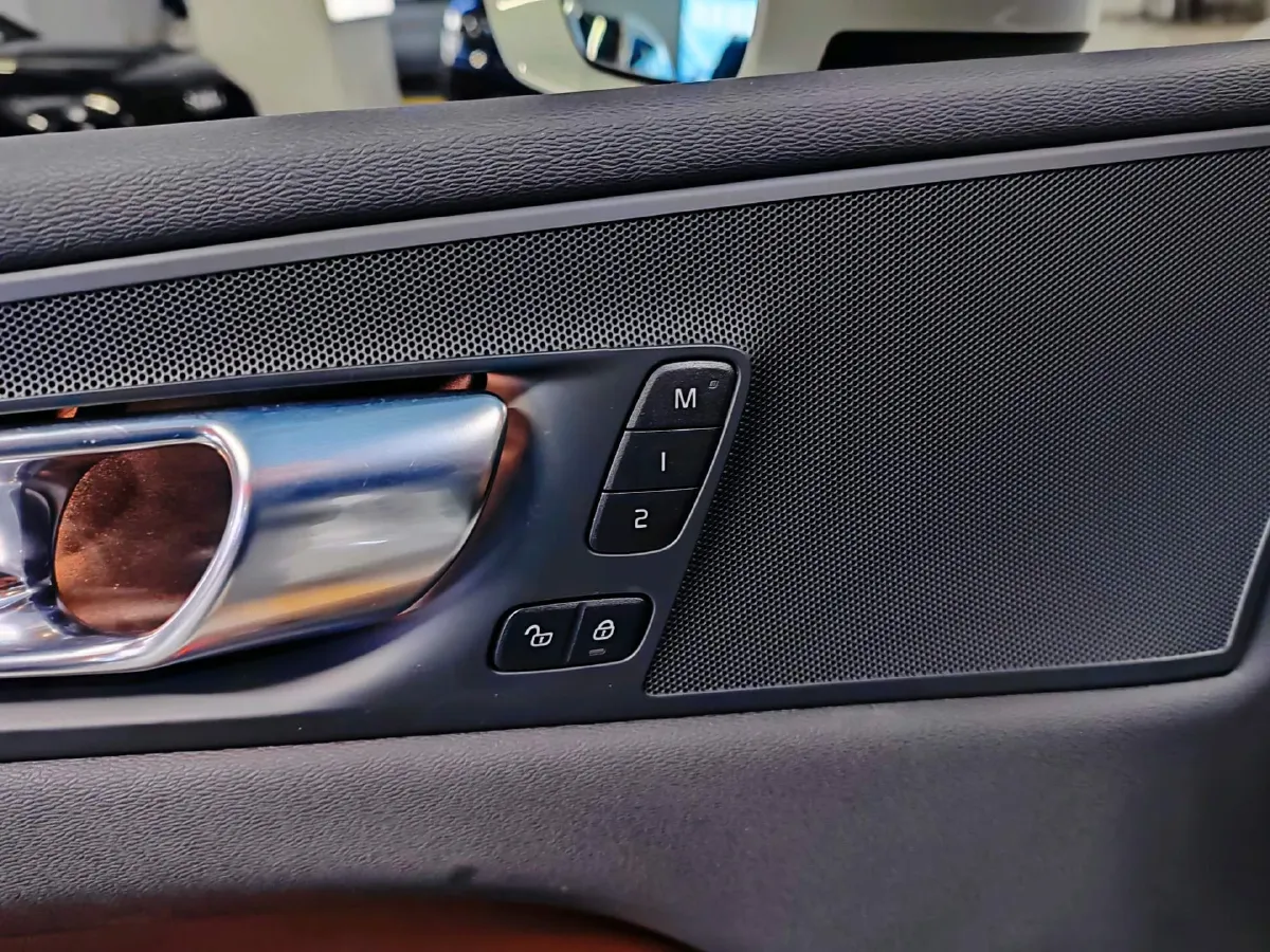 2024 Volvo XC60 2.0T 250HP L4 8AT,autocango,china used car exporter,china ev exporter,chinese used car exporter,chinese used ev exporter