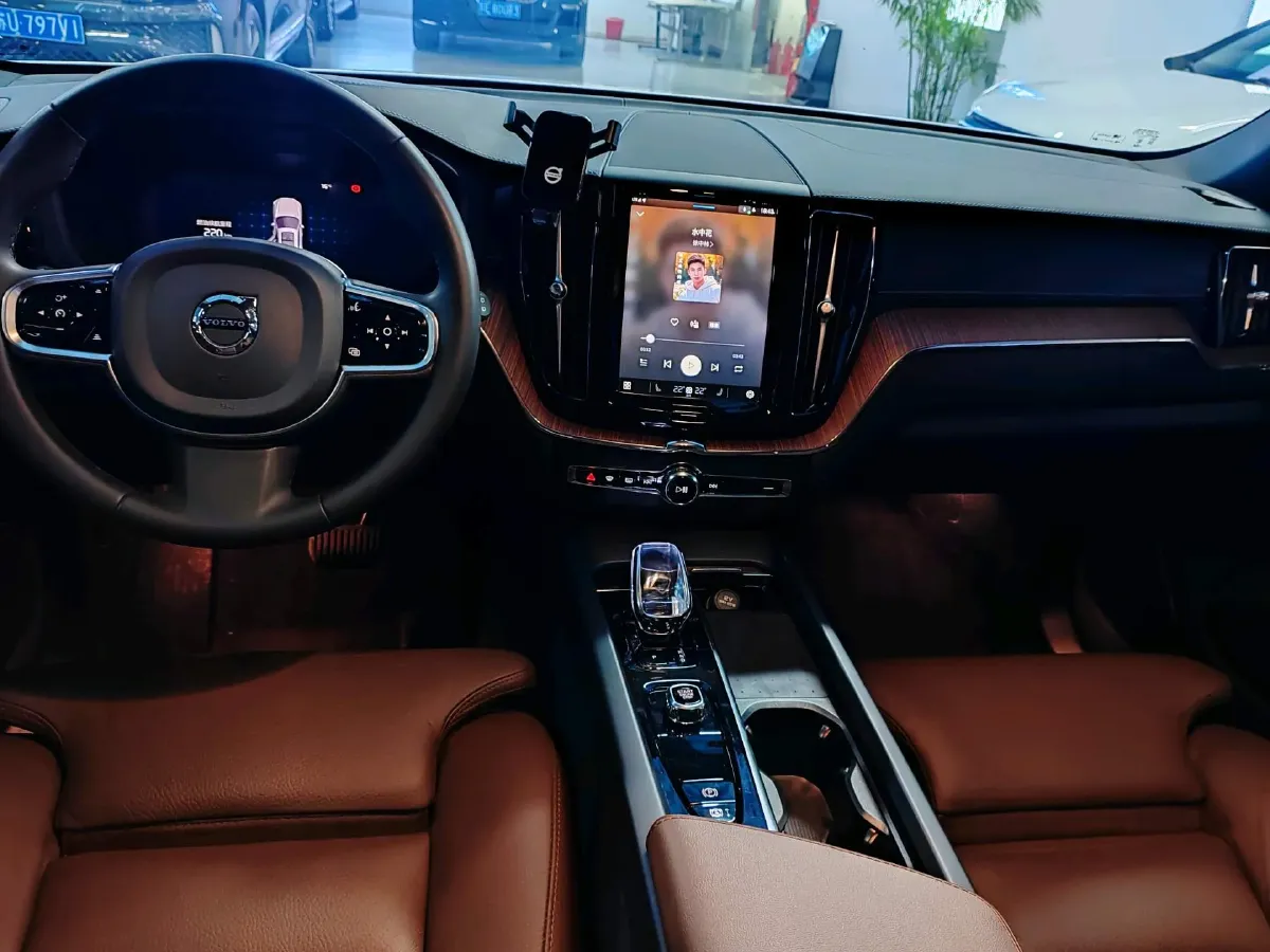 2024 Volvo XC60 2.0T 250HP L4 8AT,autocango,china used car exporter,china ev exporter,chinese used car exporter,chinese used ev exporter