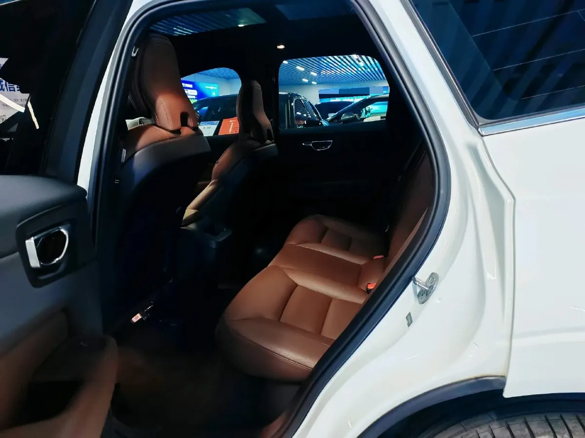 2024 Volvo XC60 2.0T 250HP L4 8AT,autocango,china used car exporter,china ev exporter,chinese used car exporter,chinese used ev exporter