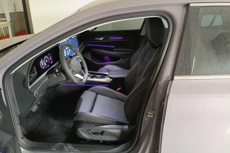 2025 Volkswagen Passat 2.0T 220HP L4 7DCT,autocango,china used car exporter,china ev exporter,chinese used car exporter,chinese used ev exporter