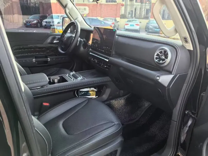 2025 Tank 300 2.0T 252HP L4 9AT PHEV,autocango,china used car exporter,china ev exporter,chinese used car exporter,chinese used ev exporter