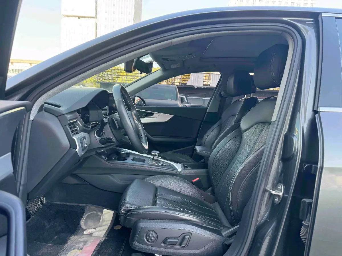 2022 Audi A4L 2.0T 190HP L4 7DCT,autocango,china used car exporter,china ev exporter,chinese used car exporter,chinese used ev exporter