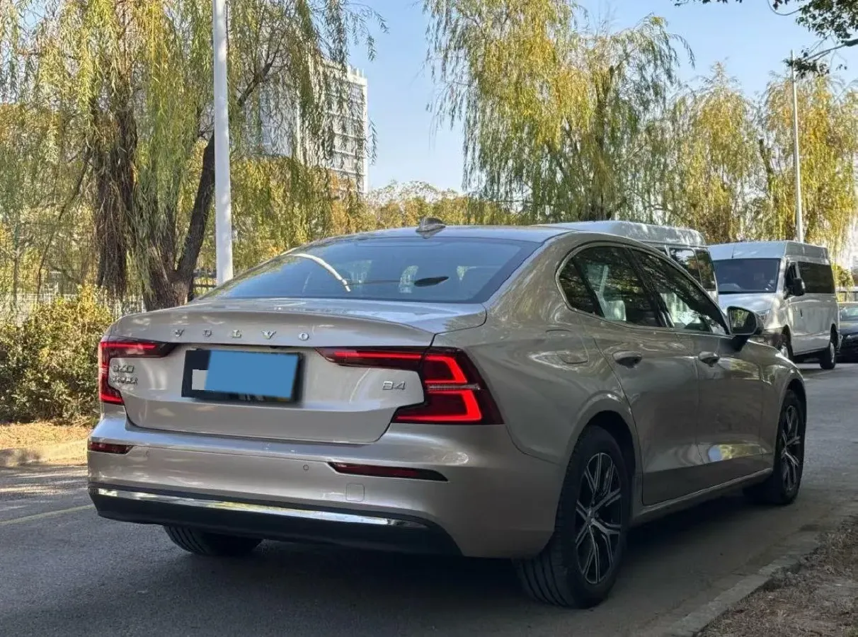 2025 Volvo S60 2.0T 197HP L4 7DCT,autocango,china used car exporter,china ev exporter,chinese used car exporter,chinese used ev exporter