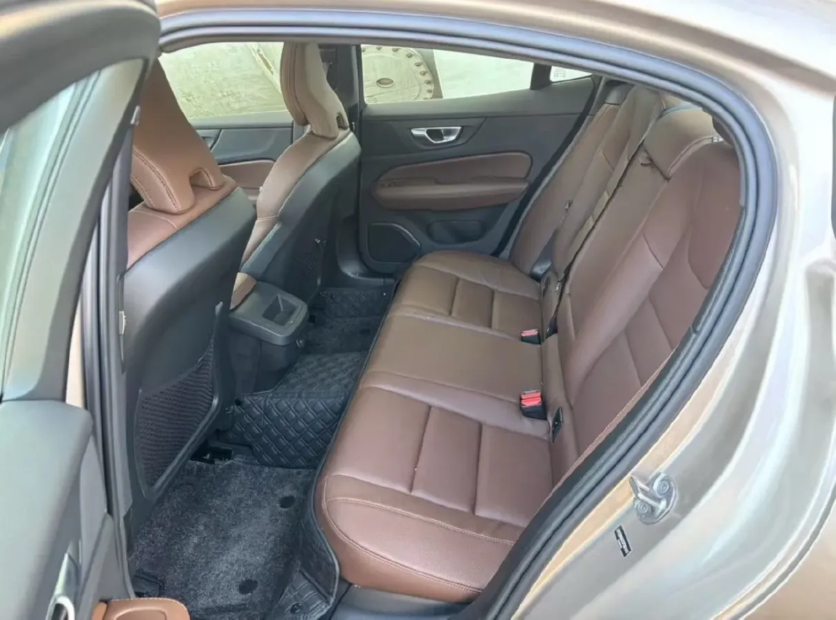 2025 Volvo S60 2.0T 197HP L4 7DCT,autocango,china used car exporter,china ev exporter,chinese used car exporter,chinese used ev exporter