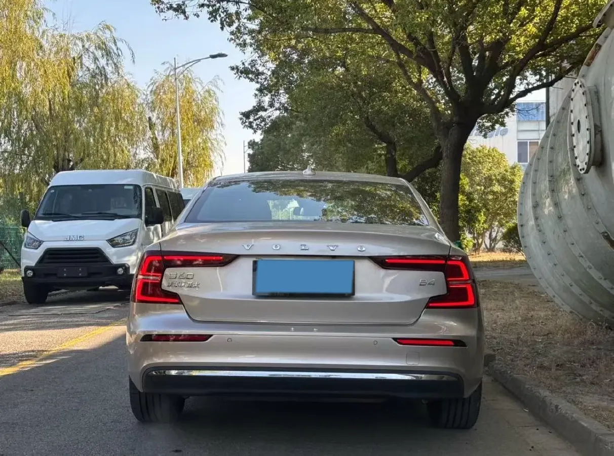 2025 Volvo S60 2.0T 197HP L4 7DCT,autocango,china used car exporter,china ev exporter,chinese used car exporter,chinese used ev exporter