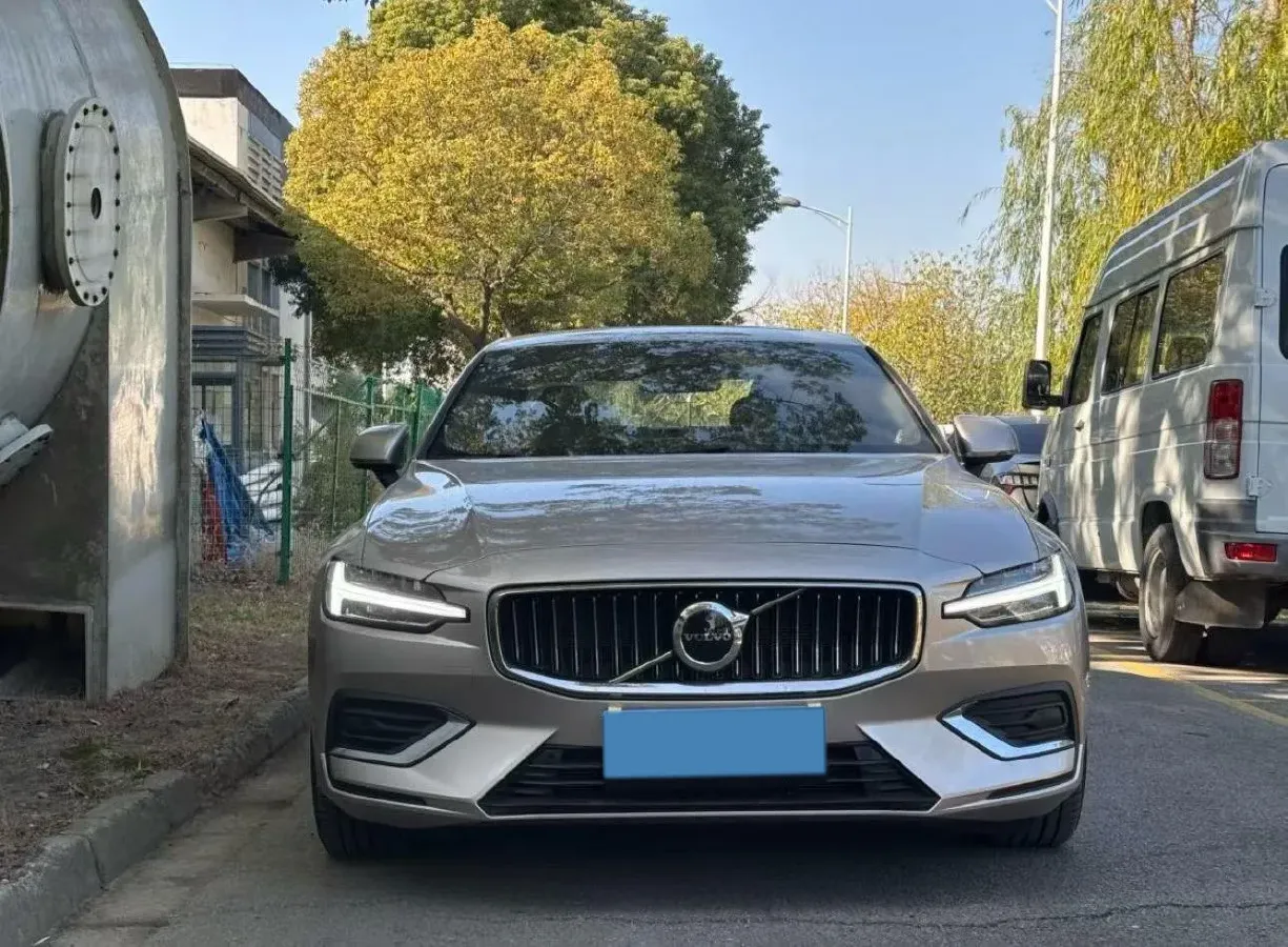 2025 Volvo S60 2.0T 197HP L4 7DCT,autocango,china used car exporter,china ev exporter,chinese used car exporter,chinese used ev exporter