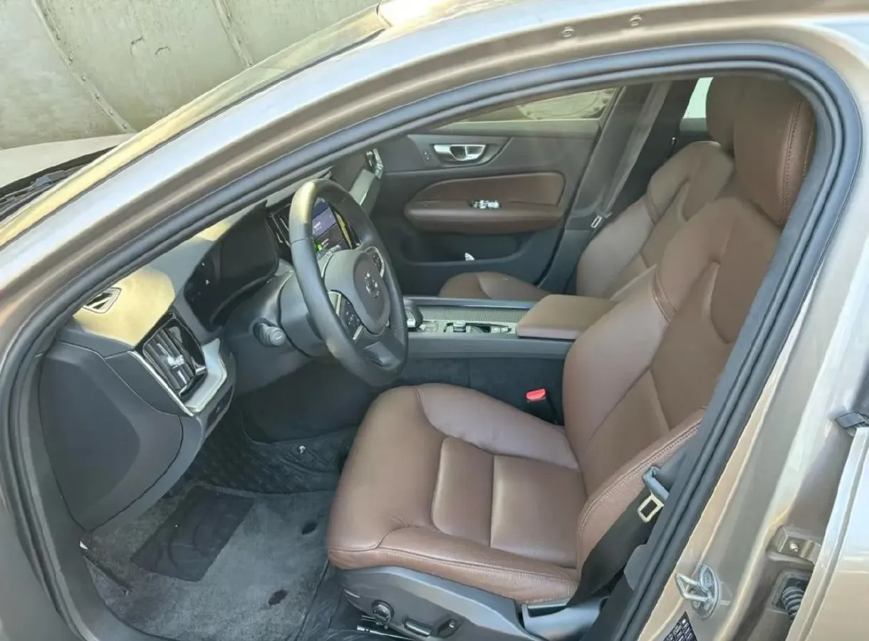 2025 Volvo S60 2.0T 197HP L4 7DCT,autocango,china used car exporter,china ev exporter,chinese used car exporter,chinese used ev exporter