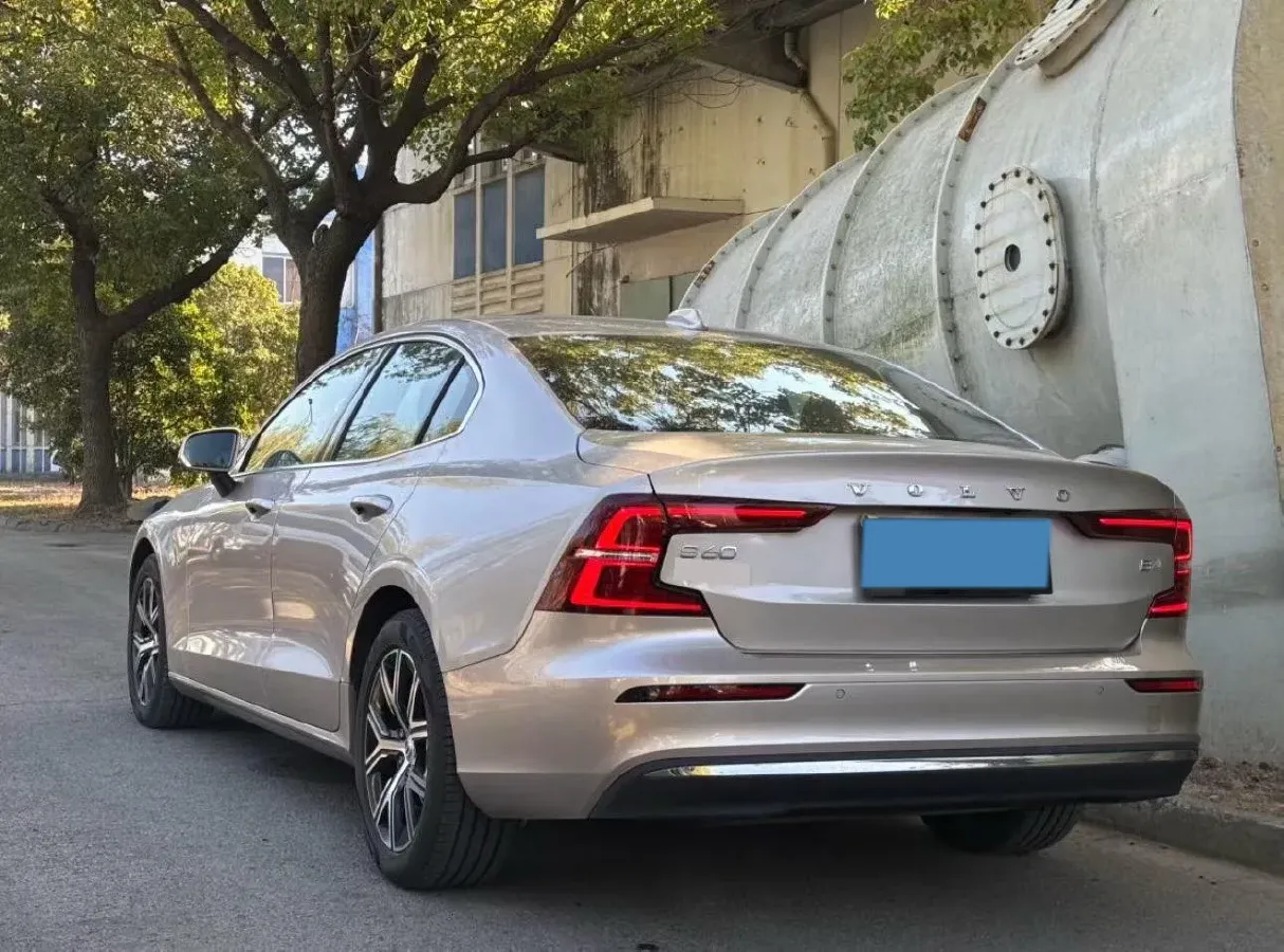 2025 Volvo S60 2.0T 197HP L4 7DCT,autocango,china used car exporter,china ev exporter,chinese used car exporter,chinese used ev exporter