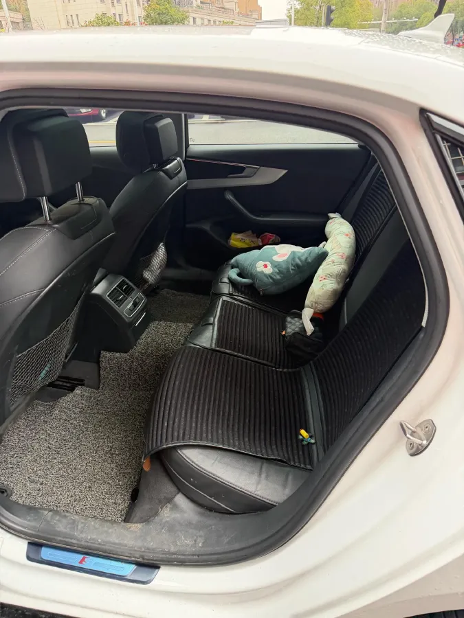 2022 Audi A4L 2.0T 190HP L4 7DCT,autocango,china used car exporter,china ev exporter,chinese used car exporter,chinese used ev exporter