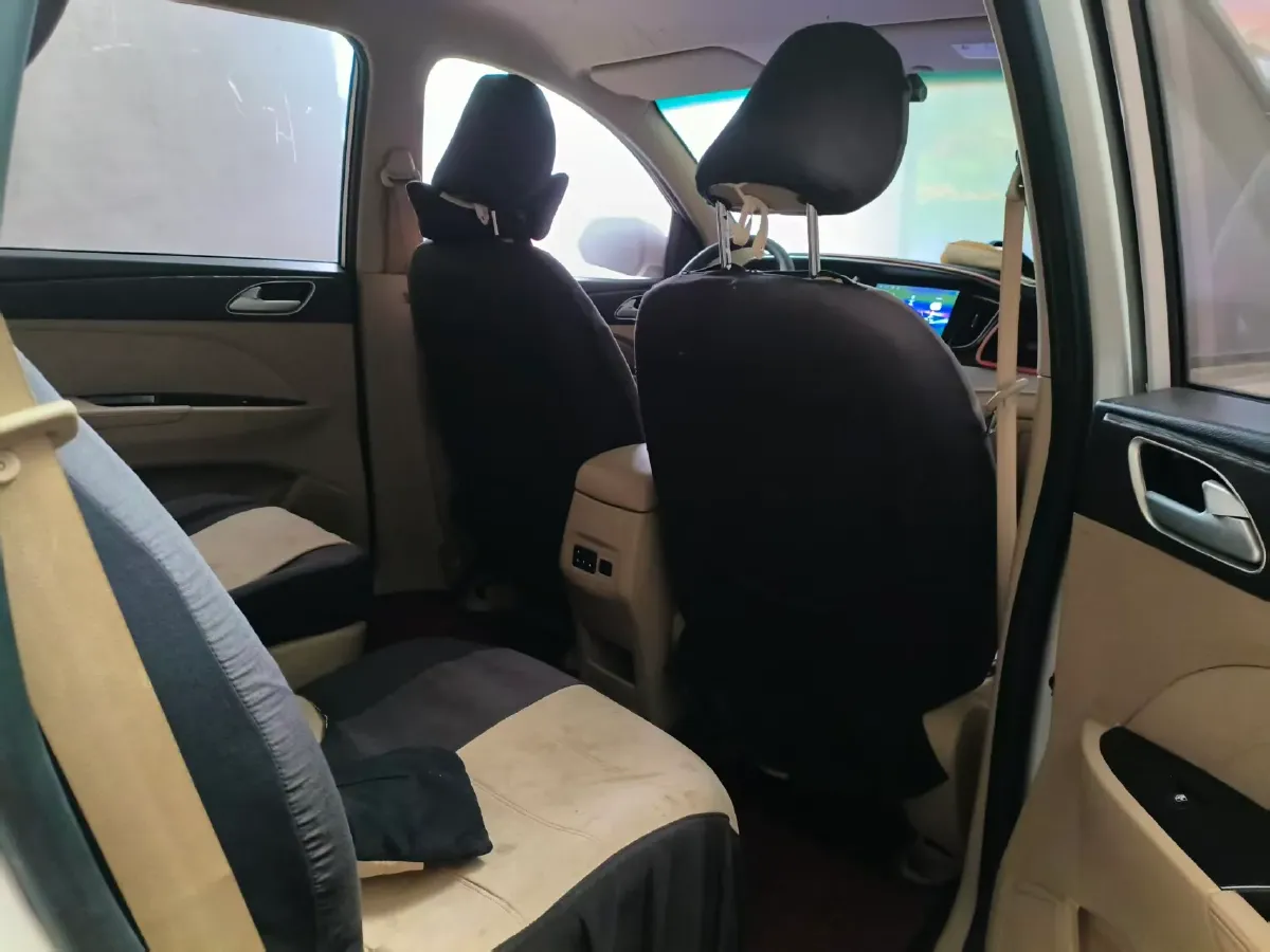 2021 BaoJun 730 1.5L 105HP L4 6MT,autocango,china used car exporter,china ev exporter,chinese used car exporter,chinese used ev exporter