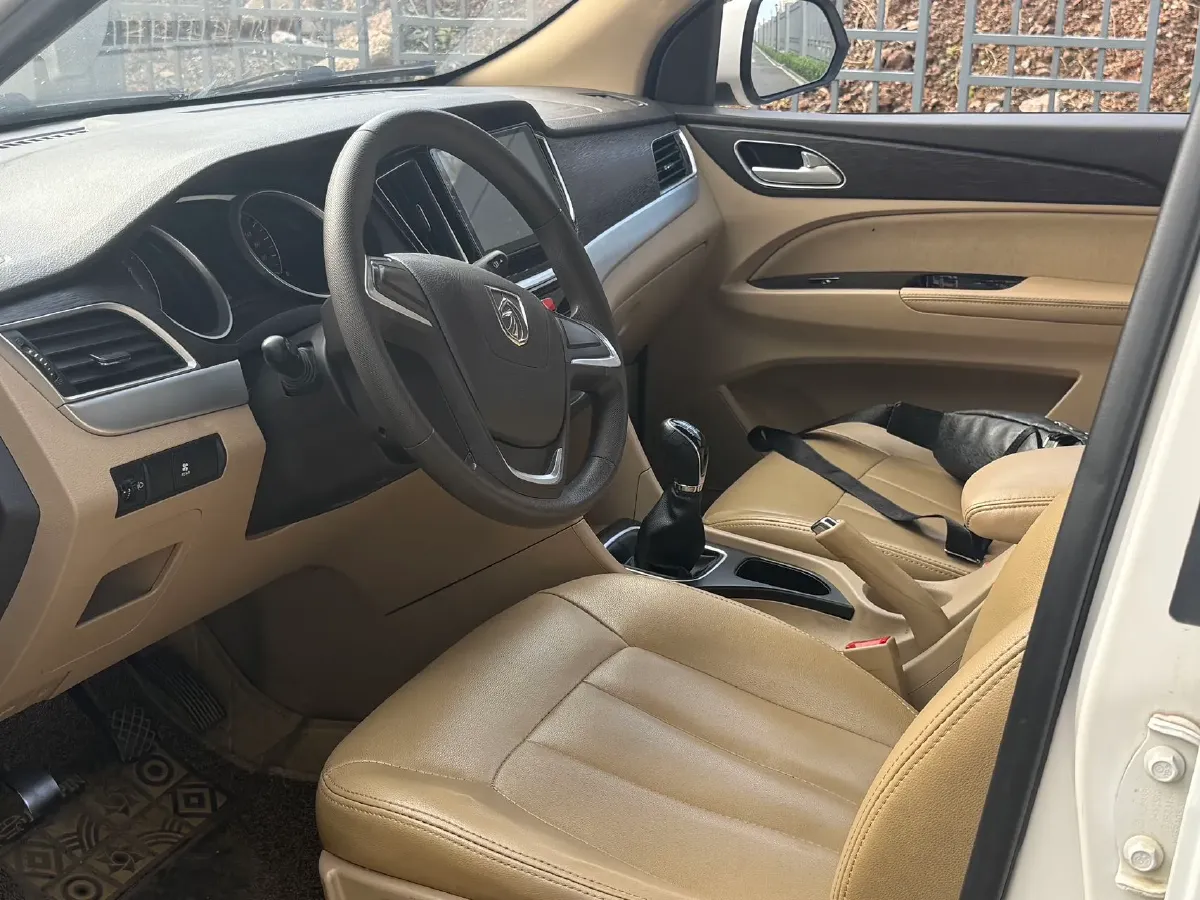 2019 BaoJun 730 1.5L 105HP L4 6MT,autocango,china used car exporter,china ev exporter,chinese used car exporter,chinese used ev exporter