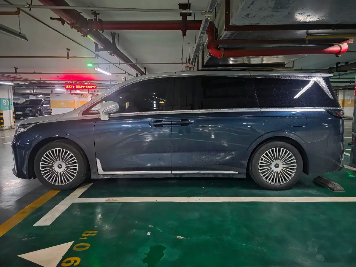 2025 Voyah Dream 1.5T 150HP L4 PHEV 41.7KWH,autocango,china used car exporter,china ev exporter,chinese used car exporter,chinese used ev exporter