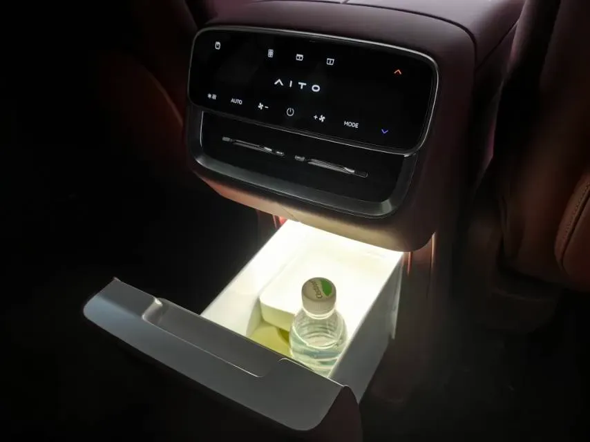 2025 AITO AITO M8 REEV 160HP REEV 53.4KWH,autocango,china used car exporter,china ev exporter,chinese used car exporter,chinese used ev exporter