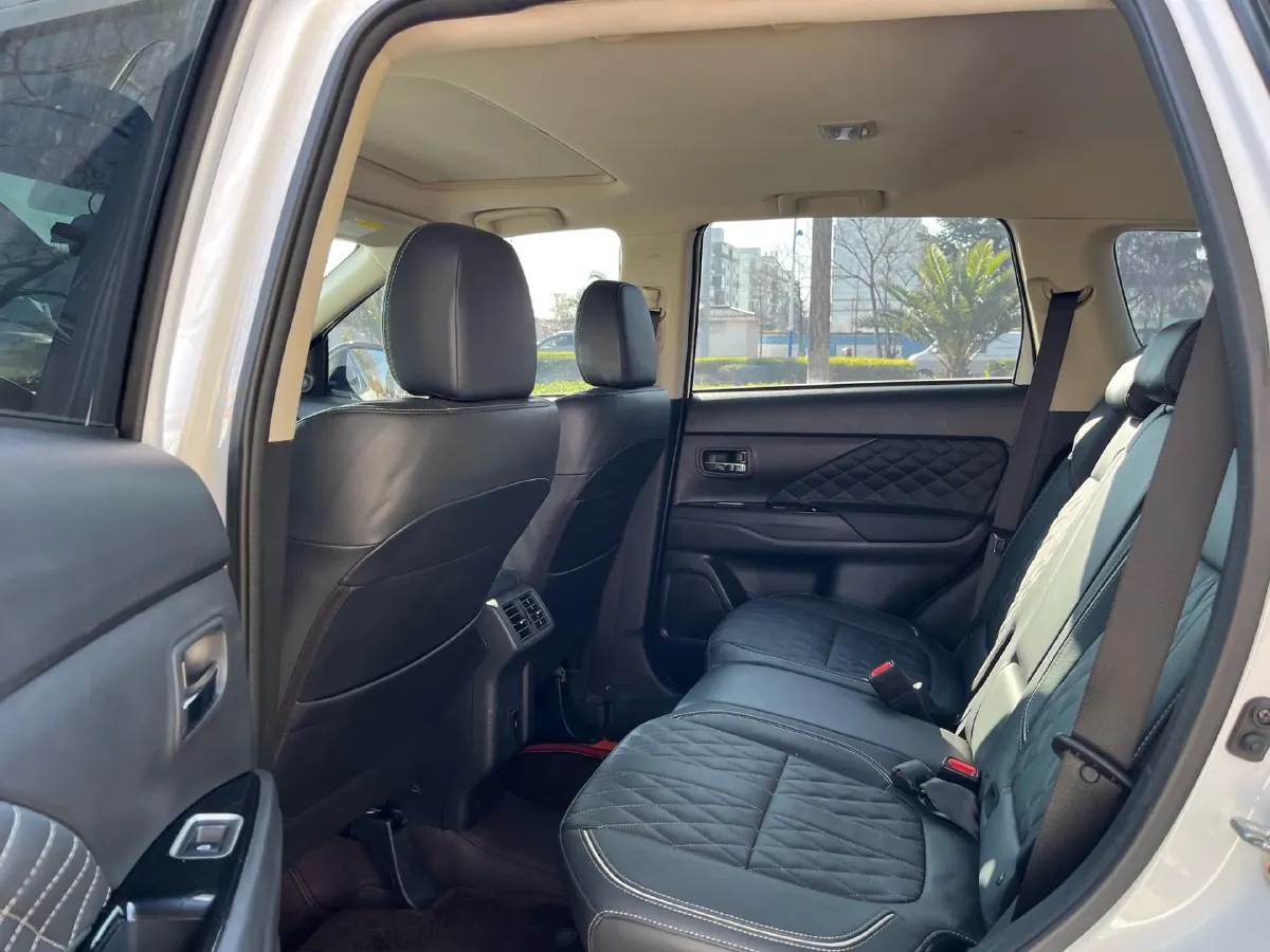 2020 Mitsubishi Outlander 2.4L 192HP L4 CVT,autocango,china used car exporter,china ev exporter,chinese used car exporter,chinese used ev exporter