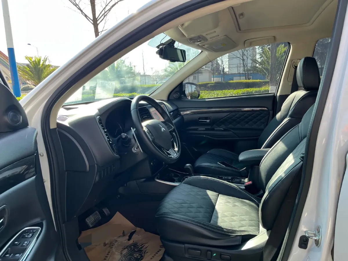 2020 Mitsubishi Outlander 2.4L 192HP L4 CVT,autocango,china used car exporter,china ev exporter,chinese used car exporter,chinese used ev exporter