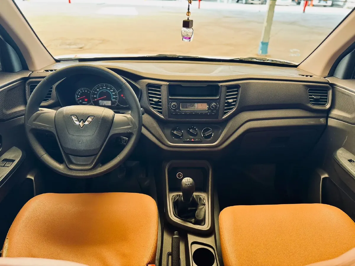 2019 WuLing HongGuang V 1.5L 105HP L4 5MT,autocango,china used car exporter,china ev exporter,chinese used car exporter,chinese used ev exporter