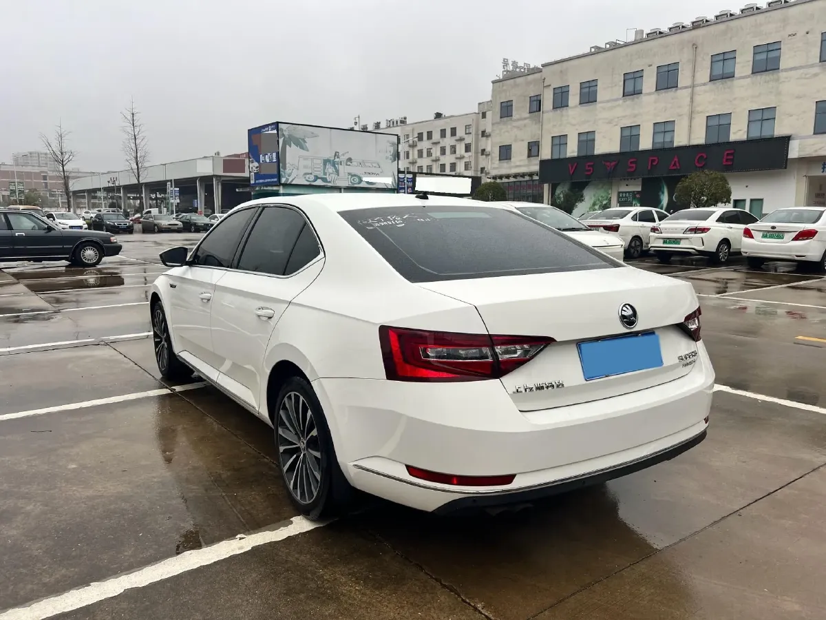 2018 Skoda Superb 1.8T 180HP L4 7DCT,autocango,china used car exporter,china ev exporter,chinese used car exporter,chinese used ev exporter