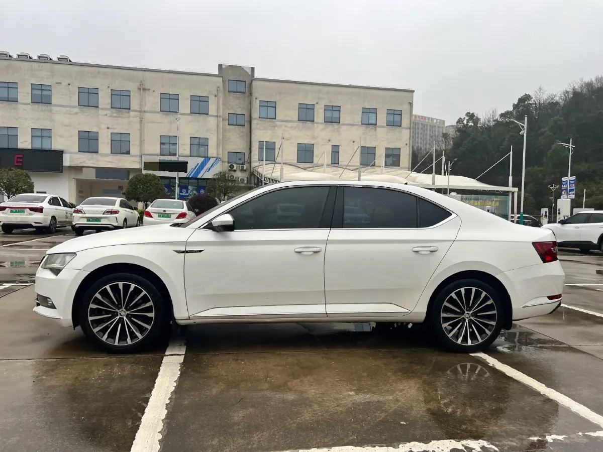 2018 Skoda Superb 1.8T 180HP L4 7DCT,autocango,china used car exporter,china ev exporter,chinese used car exporter,chinese used ev exporter
