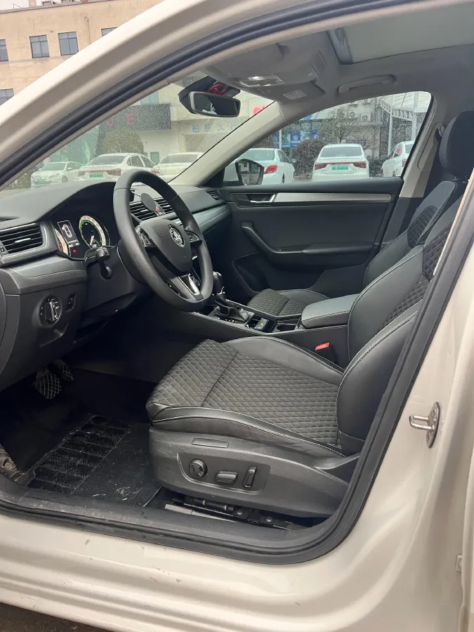 2018 Skoda Superb 1.8T 180HP L4 7DCT,autocango,china used car exporter,china ev exporter,chinese used car exporter,chinese used ev exporter