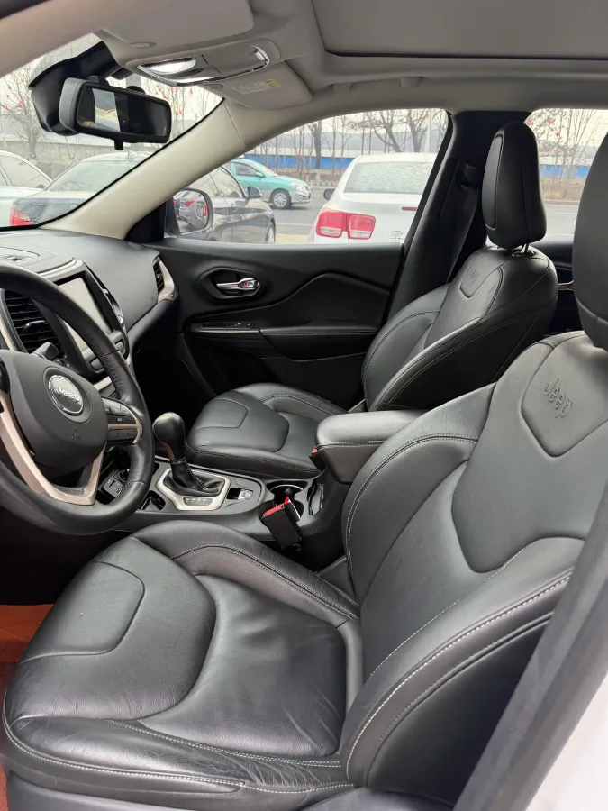 2017 Jeep Cherokee 2.0L 155HP L4 9AT,autocango,china used car exporter,china ev exporter,chinese used car exporter,chinese used ev exporter