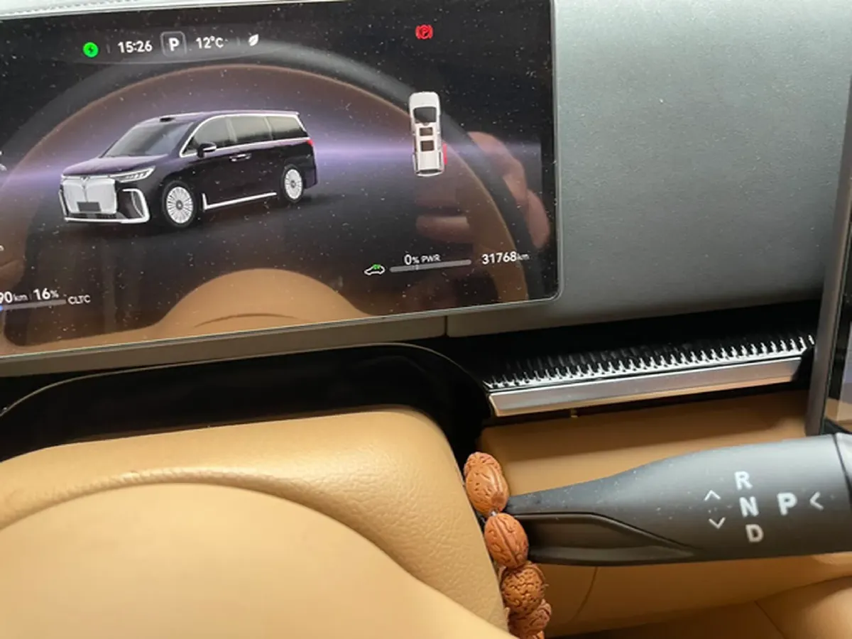 2025 Voyah Dream 1.5T 150HP L4 PHEV 41.7KWH,autocango,china used car exporter,china ev exporter,chinese used car exporter,chinese used ev exporter