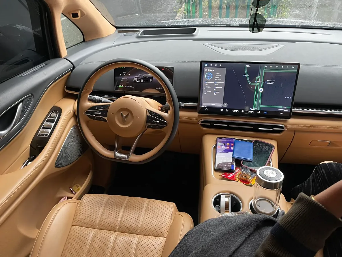 2025 Voyah Dream 1.5T 150HP L4 PHEV 41.7KWH,autocango,china used car exporter,china ev exporter,chinese used car exporter,chinese used ev exporter