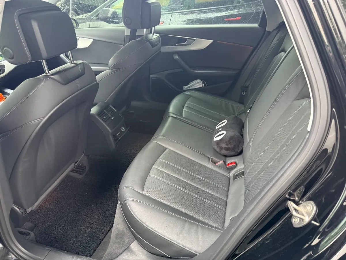 2020 Audi A4L 2.0T 190HP L4 7DCT,autocango,china used car exporter,china ev exporter,chinese used car exporter,chinese used ev exporter