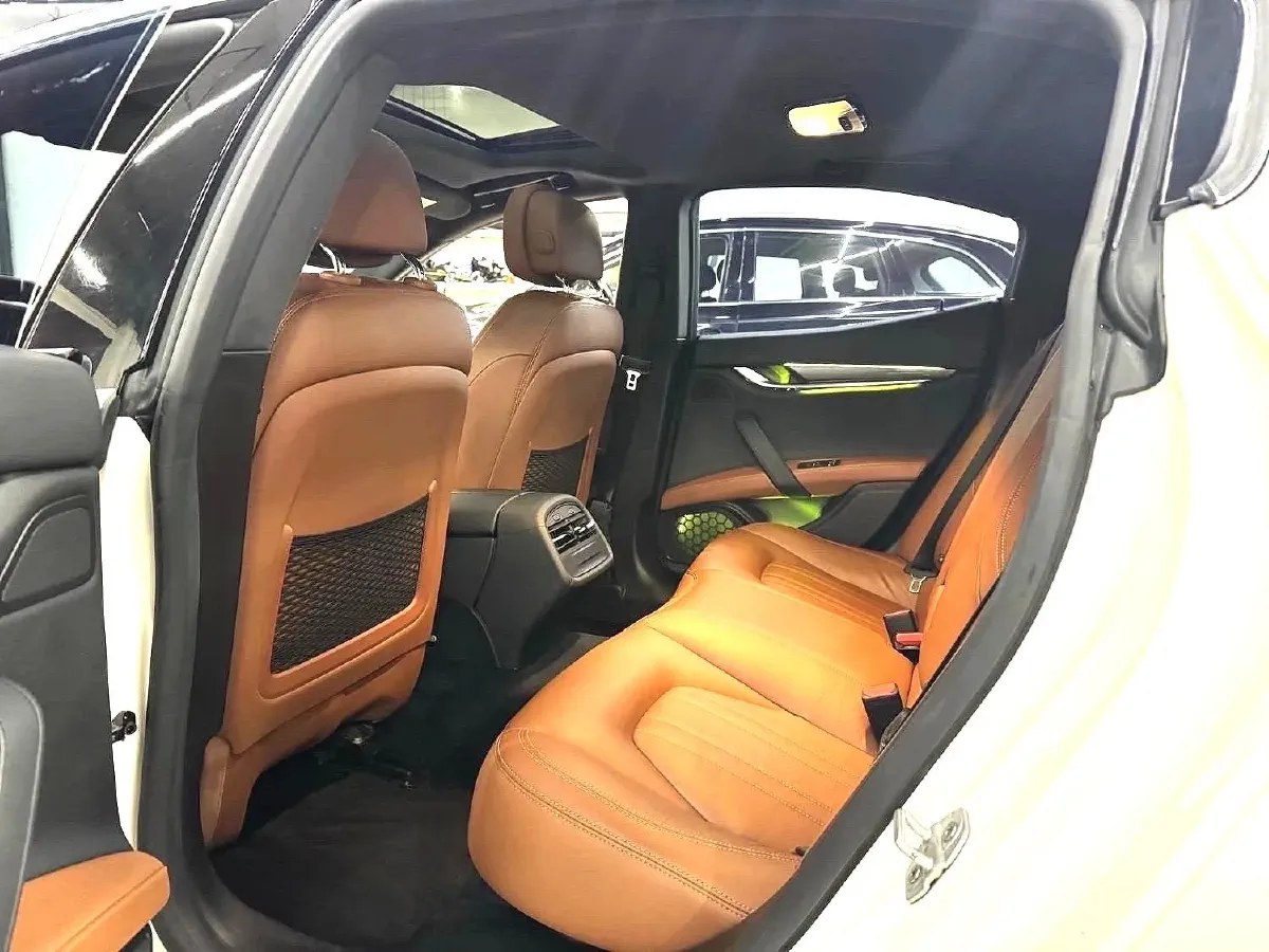 2021 Maserati Ghibli 2.0T 330HP L4 8AT,autocango,china used car exporter,china ev exporter,chinese used car exporter,chinese used ev exporter