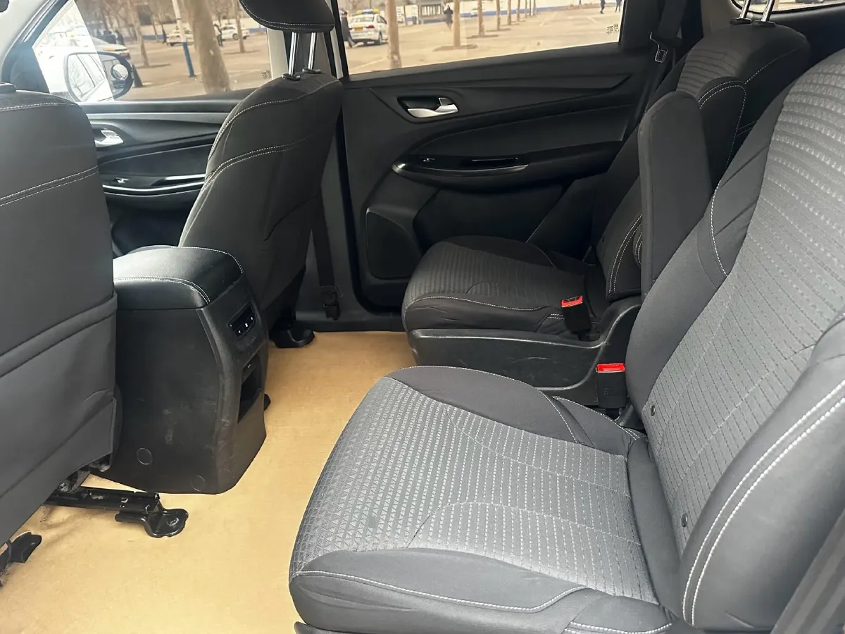 2019 BaoJun 730 1.5L 105HP L4 6MT,autocango,china used car exporter,china ev exporter,chinese used car exporter,chinese used ev exporter