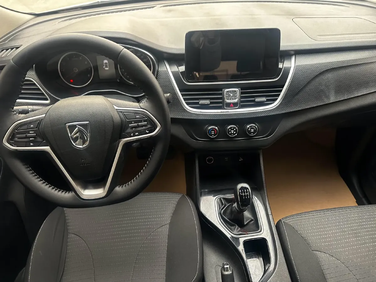 2019 BaoJun 730 1.5L 105HP L4 6MT,autocango,china used car exporter,china ev exporter,chinese used car exporter,chinese used ev exporter
