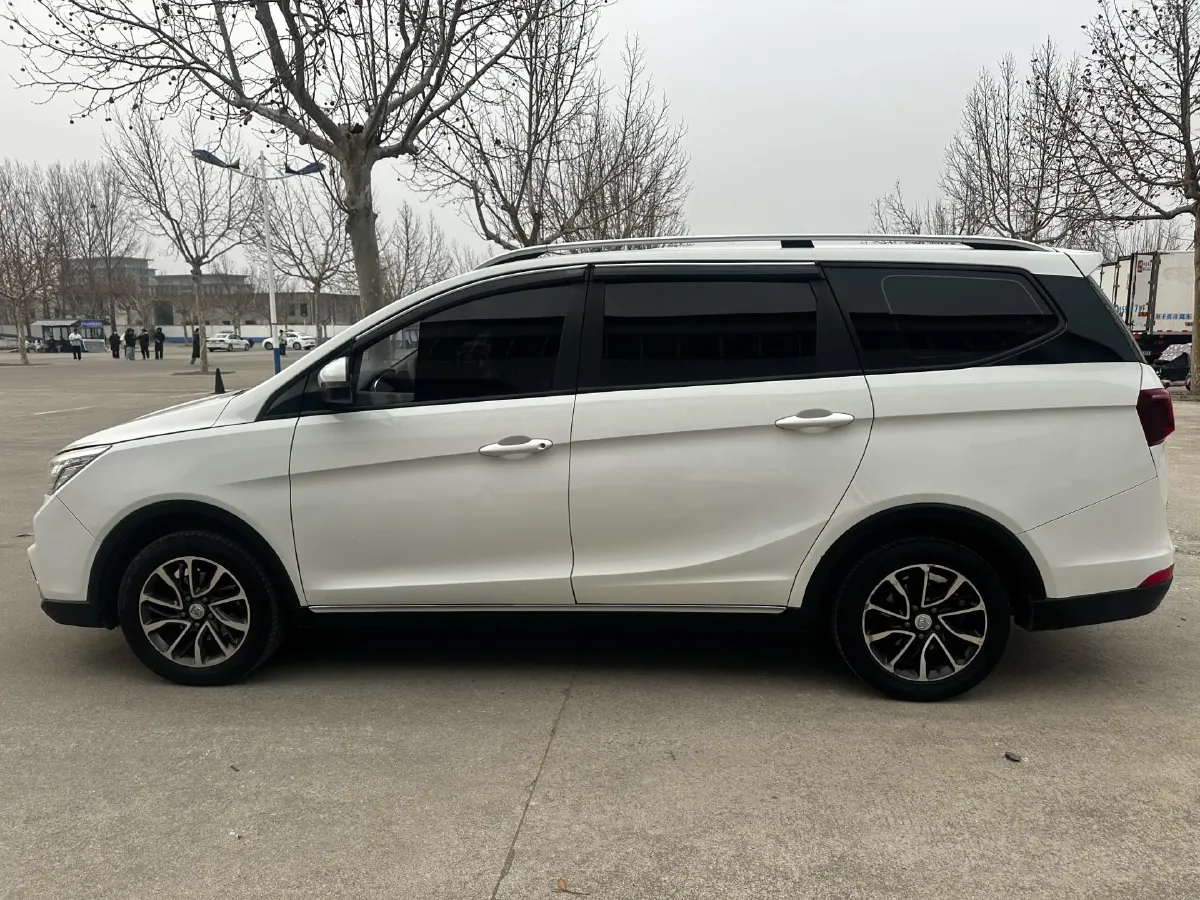 2019 BaoJun 730 1.5L 105HP L4 6MT,autocango,china used car exporter,china ev exporter,chinese used car exporter,chinese used ev exporter