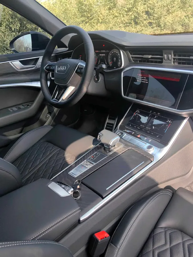 2025 Audi A6L 2.0T 245HP L4 7DCT,autocango,china used car exporter,china ev exporter,chinese used car exporter,chinese used ev exporter