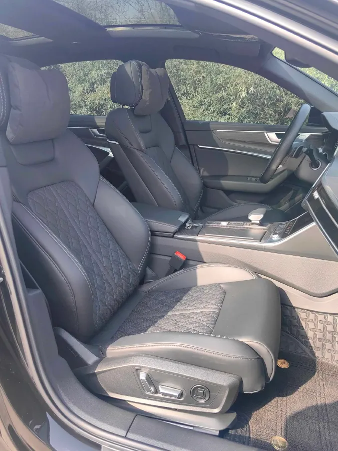 2025 Audi A6L 2.0T 245HP L4 7DCT,autocango,china used car exporter,china ev exporter,chinese used car exporter,chinese used ev exporter