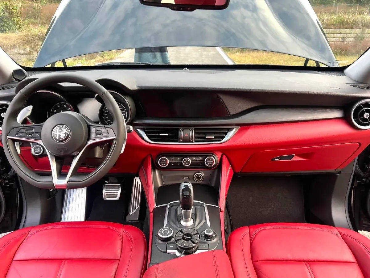 2017 Alfa Romeo Stelvio 2.0T 280HP L4 8AT,autocango,china used car exporter,china ev exporter,chinese used car exporter,chinese used ev exporter