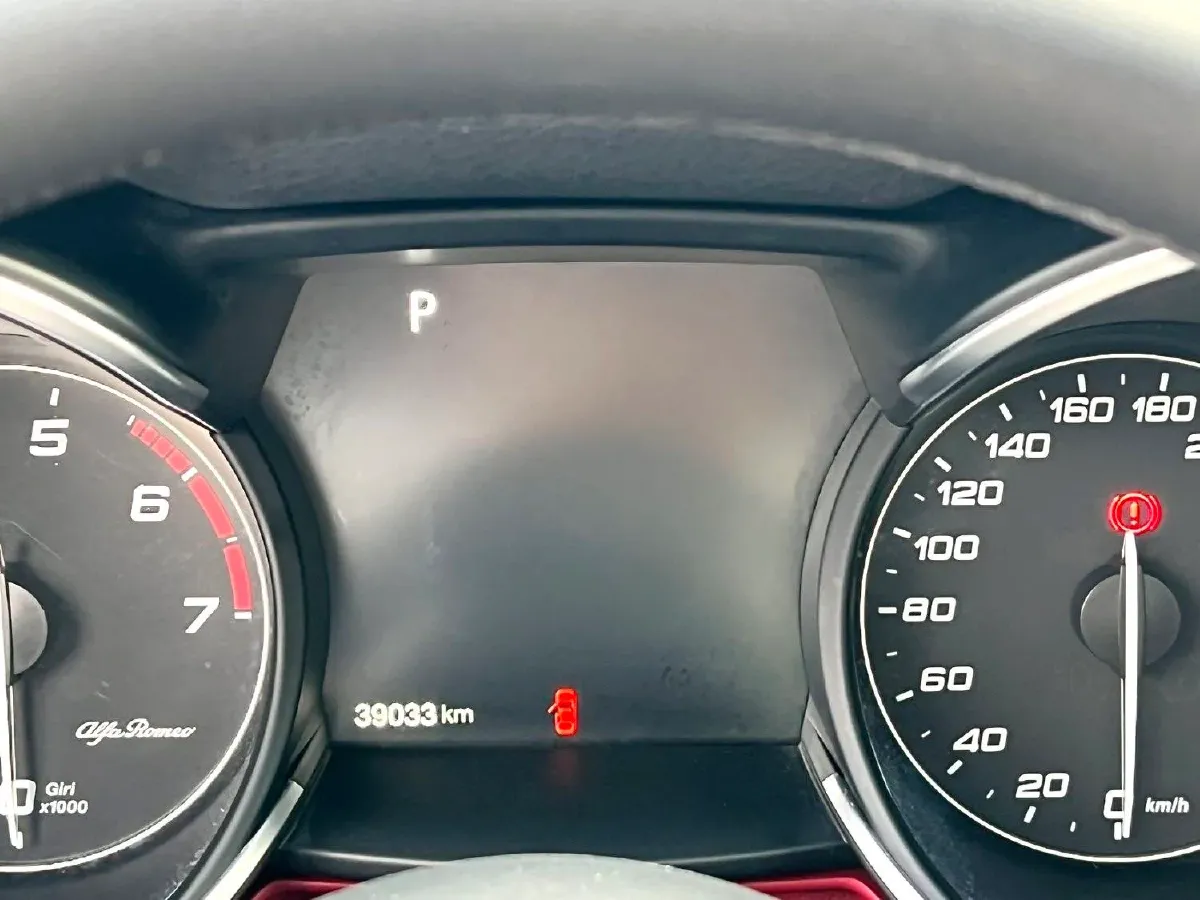 2017 Alfa Romeo Stelvio 2.0T 280HP L4 8AT,autocango,china used car exporter,china ev exporter,chinese used car exporter,chinese used ev exporter