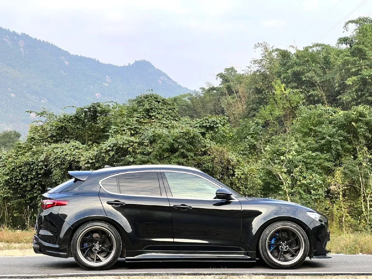 2017 Alfa Romeo Stelvio 2.0T 280HP L4 8AT,autocango,china used car exporter,china ev exporter,chinese used car exporter,chinese used ev exporter