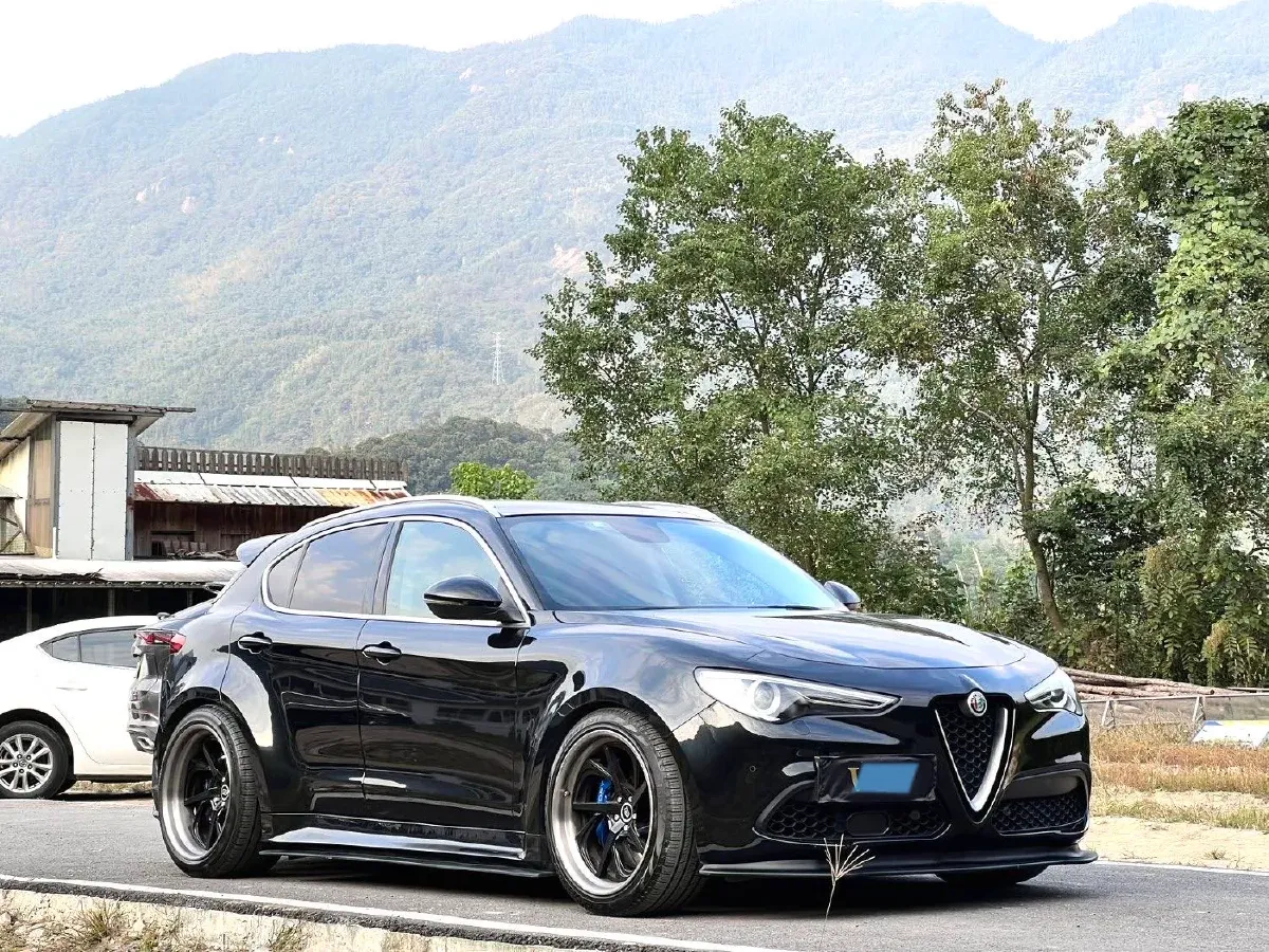 2017 Alfa Romeo Stelvio 2.0T 280HP L4 8AT,autocango,china used car exporter,china ev exporter,chinese used car exporter,chinese used ev exporter