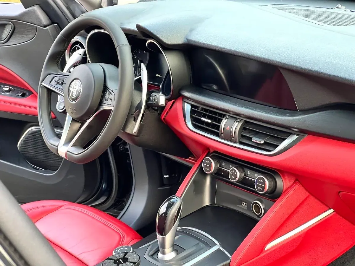 2017 Alfa Romeo Stelvio 2.0T 280HP L4 8AT,autocango,china used car exporter,china ev exporter,chinese used car exporter,chinese used ev exporter